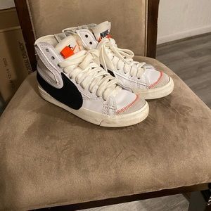 These are women’s nike blazermid ‘77 jumbo.